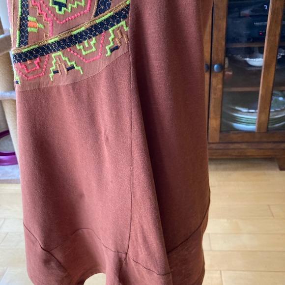 Akemi +Kin embroidered top with angular hemline. - Picture 4 of 6